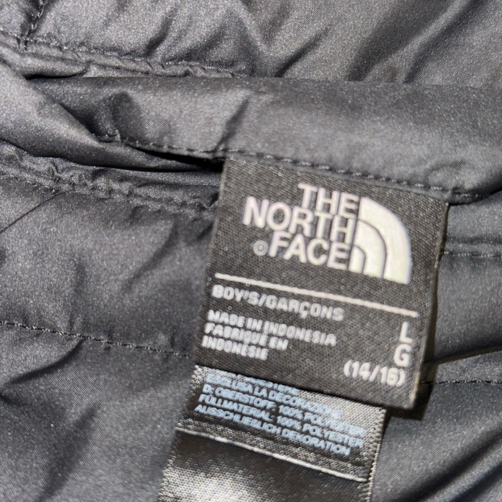 Black north face kids coat w hoodie.
